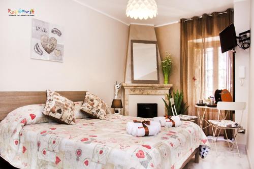 1 dormitorio con 1 cama grande y chimenea en B&B Porta San Paolo, en Campobasso