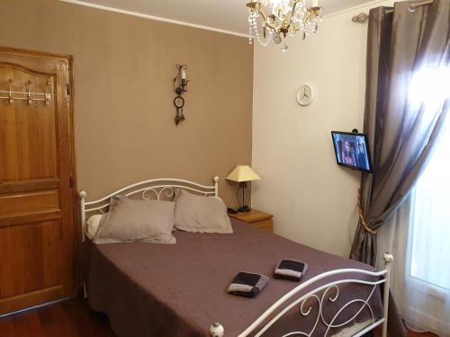 una camera con letto e lampadario a braccio di REDHOUSE Chambre zen a Roques Sur Garonne