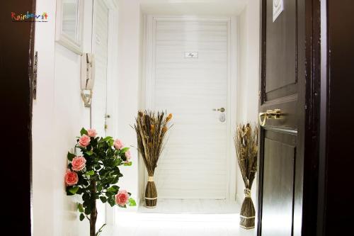 Un pasillo con dos jarrones con flores. en Sweet House, en Campobasso
