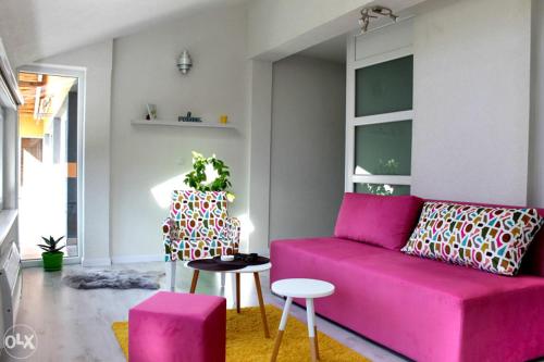 sala de estar con sofá rosa y mesa en Stan na dan, Sarajevo, en Sarajevo