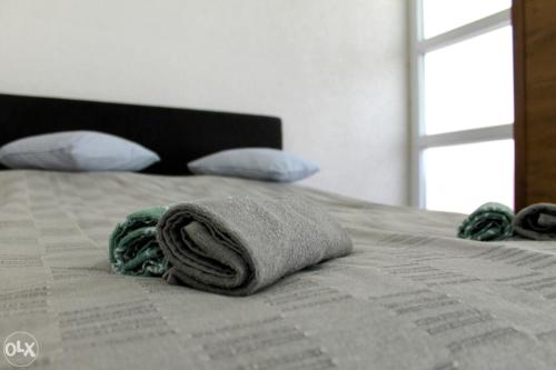 Una cama con dos toallas encima. en Stan na dan, Sarajevo, en Sarajevo