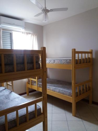 a room with two bunk beds and a window at Ed. Praia de Palmas SC in Governador Celso Ramos