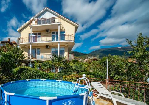 Villa con piscina y casa en U Kamina Apartments, en Yalta