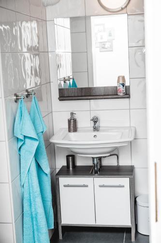 a bathroom with a sink and a mirror at Feierabend Elsdorf in Elsdorf
