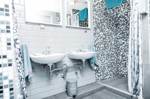 a bathroom with two sinks and a shower at Feierabend Elsdorf in Elsdorf