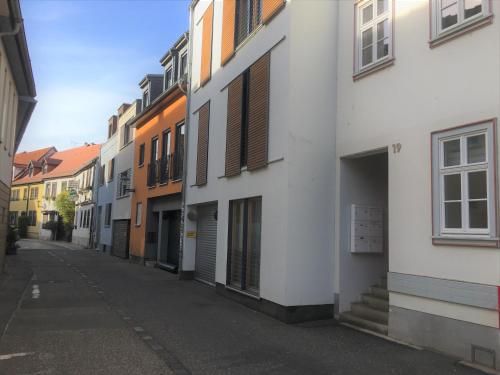 eine leere Straße in einer Gasse mit Gebäuden in der Unterkunft Altstadt Ferienwohnung in Erfurt