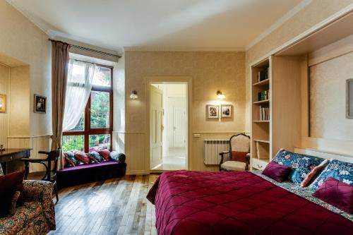 een slaapkamer met een groot rood bed en een raam bij Studios at Anchevskih 3 in Lviv