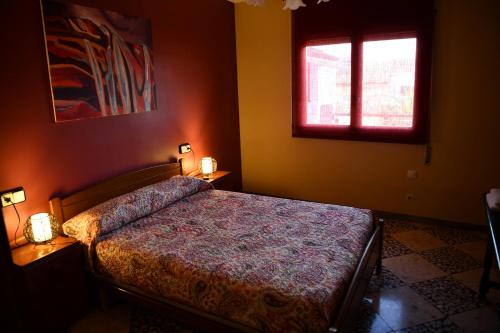 バルデロブレスにあるCasa Herreroのベッドルーム(ベッド1台、窓付)