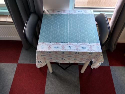 einen Tisch mit einem Tischtuch auf einem Stuhl in der Unterkunft B&B Amsterdam Holy Dove, free parking in Amsterdam