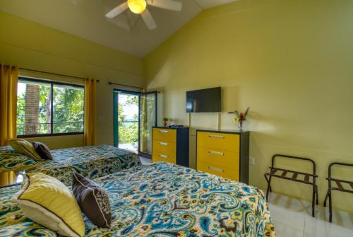 a bedroom with two beds and a window at Hotel Casa Conley Del Mar in Puerto Viejo
