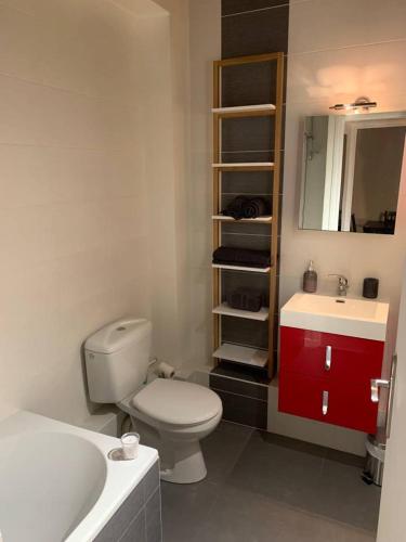 une salle de bain avec des toilettes blanches et un lavabo dans l'établissement Porte Bourgogne, à Orléans