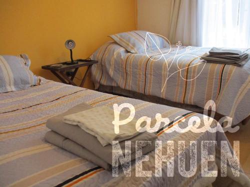 two beds sitting next to each other in a bedroom at Parcela 9 Nehuen in Talagante