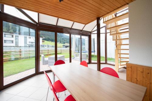 Foto dalla galleria di Agrimonia - 5,5-Zi Duplex Wohnung bis 9 Personen mit eigenem Garten a Davos