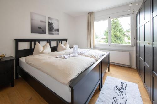 En eller flere senge i et værelse på Agrimonia - 5,5-Zi Duplex Wohnung bis 9 Personen mit eigenem Garten