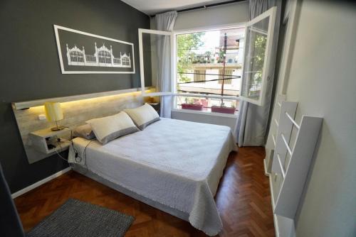 a small bedroom with a bed and a window at Mendoza Centro Aparment in Mendoza