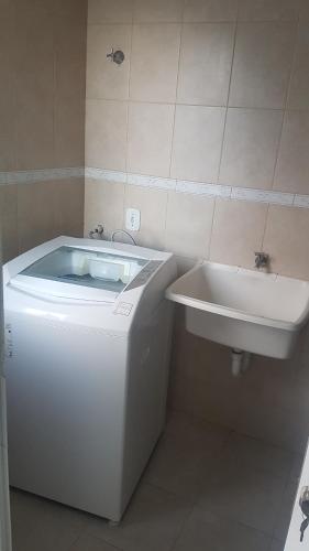 y baño con lavadora y lavamanos. en Duplex D Agostini, en Bombinhas
