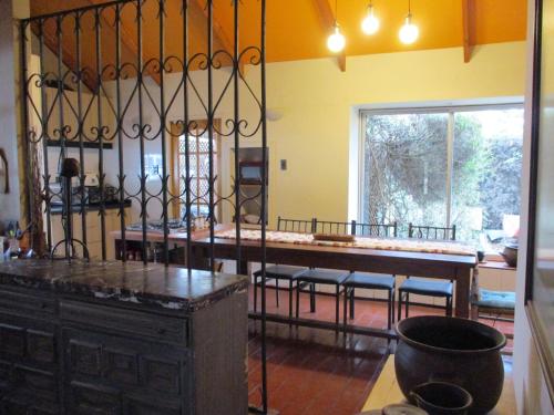 Parcela 9 Nehuen في Talagante: غرفة مع طاولة وكراسي ونافذة كبيرة