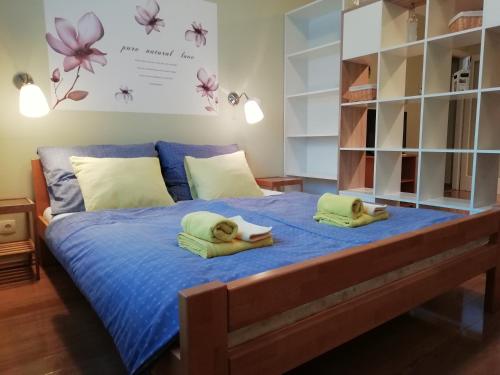 Un dormitorio con una cama con dos muñecas. en Apartment B44, en Zagreb