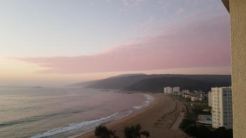 a view of a beach with buildings and the ocean at Hermoso Departamento Papudo Laguna, 7 personas in Papudo