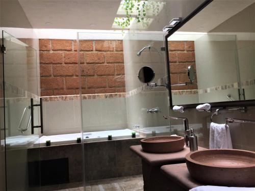 uma casa de banho com 2 lavatórios e uma banheira em Hotel Boutique La Herencia em Tequisquiapan