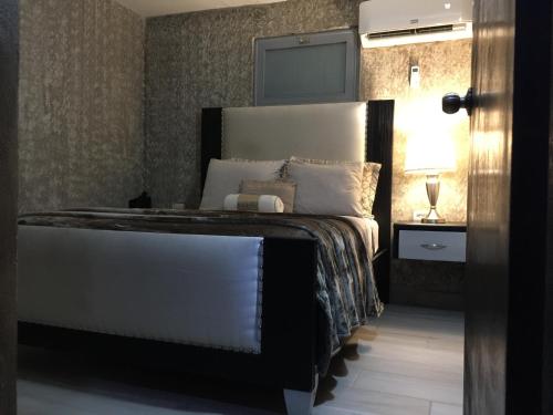 Postel nebo postele na pokoji v ubytování SEGOVIA STUDIO UNITS