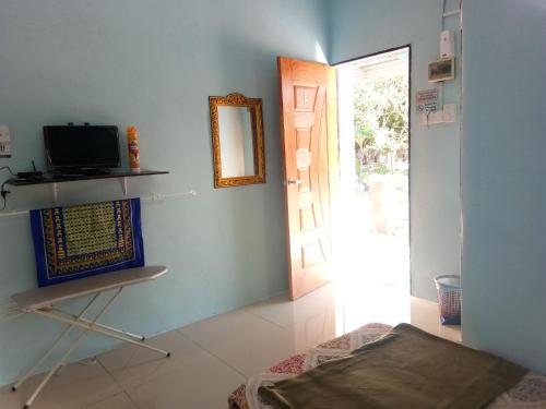 TV a/nebo společenská místnost v ubytování RoomStay Tok Abah A