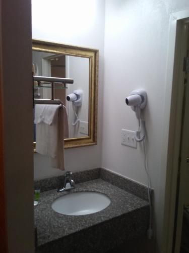 Bathroom sa Ashburn Inn Of Manning