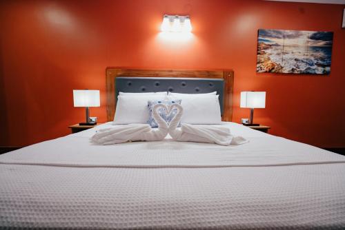 Łóżko lub łóżka w pokoju w obiekcie Runway Hotel