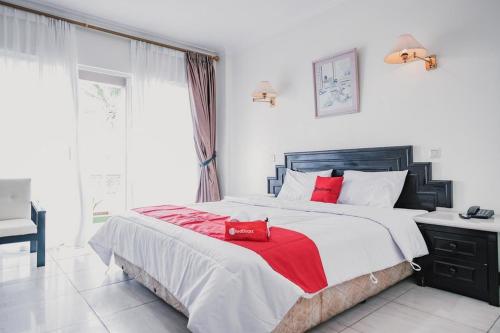 Postel nebo postele na pokoji v ubytování RedDoorz Plus near Pelabuhan Merak