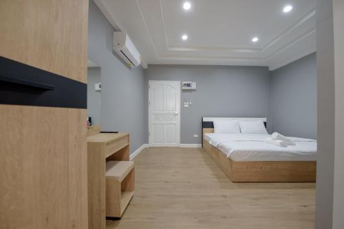 Postel nebo postele na pokoji v ubytování The New Residence Buriram