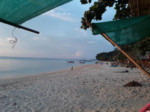 uma vista para uma praia com pessoas nela em Andaman Bay House em Ko Lanta