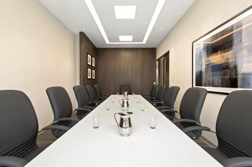 una sala de conferencias con una mesa larga y sillas en Holiday Inn Express - Lima San Isidro by IHG, en Lima