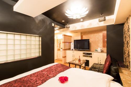 um quarto de hotel com uma cama e uma televisão em Hotel W-ARAMIS -W GROUP HOTELS and RESORTS- em Tóquio