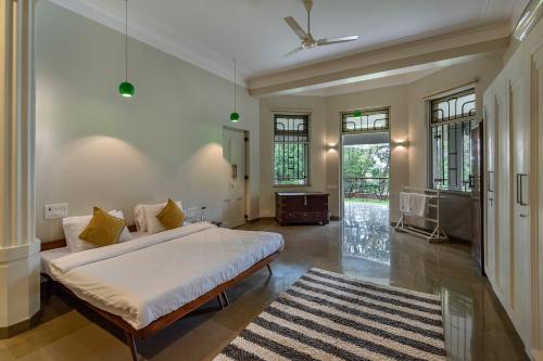 SaffronStays Odeon, 4 BDR Heritage Bungalow In The Heart Of Khandalaにあるベッド