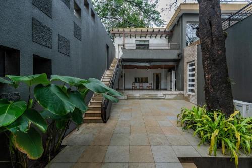 SaffronStays Odeon, 4 BDR Heritage Bungalow In The Heart Of Khandalaにある庭