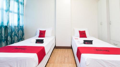 Postel nebo postele na pokoji v ubytování RedDoorz @ San Jose Tagbak Jaro Iloilo