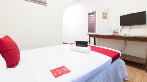 Postel nebo postele na pokoji v ubytování RedDoorz @ San Jose Tagbak Jaro Iloilo