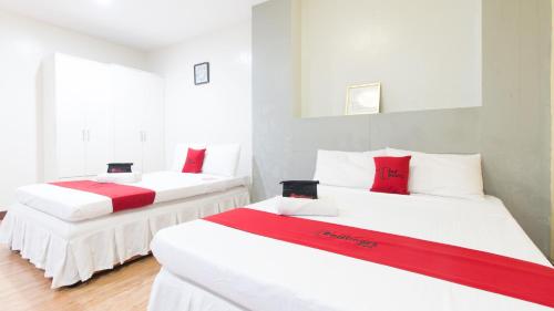 Postel nebo postele na pokoji v ubytování RedDoorz @ San Jose Tagbak Jaro Iloilo