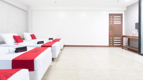 Postel nebo postele na pokoji v ubytování RedDoorz @ San Jose Tagbak Jaro Iloilo