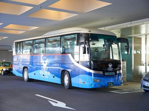 東京にある相鉄グランドフレッサ 東京ベイ有明の駐車場に停車する青いバス
