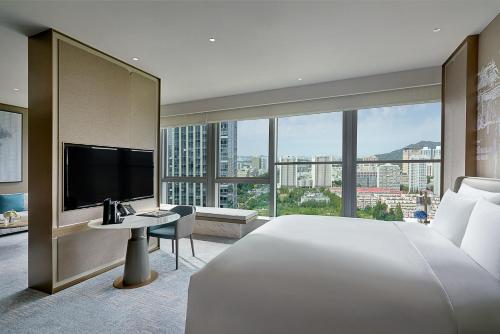 Kempinski Hotel Nanjingにあるテレビまたはエンターテインメントセンター