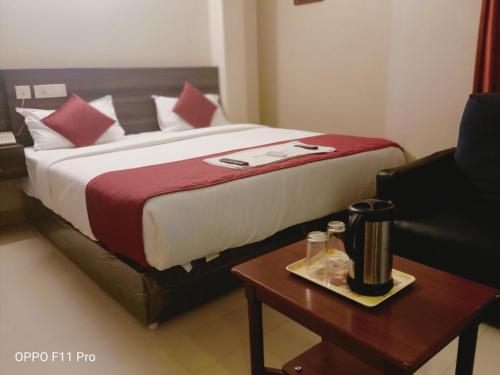 Postel nebo postele na pokoji v ubytování Hotel I-Way Residency Perungudi