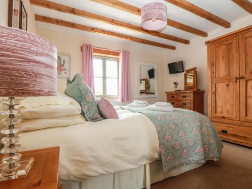 En eller flere senge i et værelse på Ash Cottage