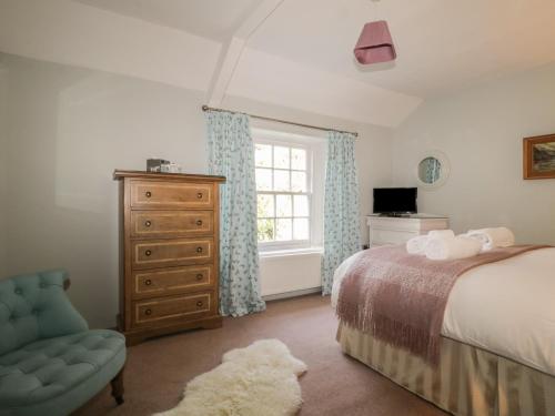 una camera con letto, cassettiera e finestra di Stair Cottage a Keswick