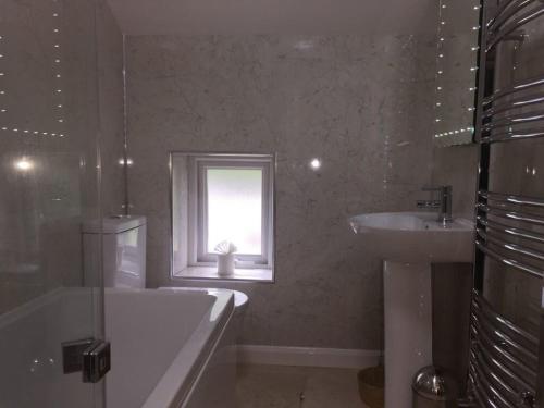 Kylpyhuone majoituspaikassa Millcroft