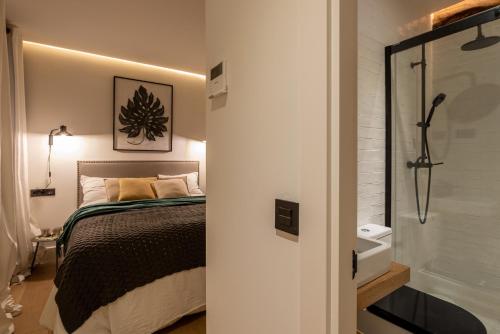 Un pat sau paturi într-o cameră la Bilbao la vieja alojamiento de diseño