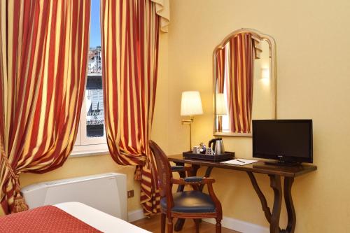 TV a/nebo společenská místnost v ubytování Hotel Firenze e Continentale