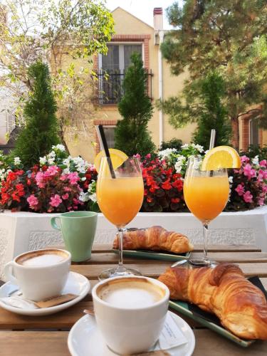 - une table avec du café, des croissants et des verres de jus d'orange dans l'établissement Urban Lodge Belgrade, à Belgrade