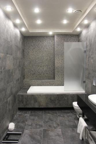 Kylpyhuone majoituspaikassa Erebuni Hotel Yerevan