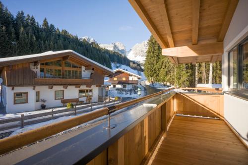 a balcony with a view of the mountains at Appartement Torblick in Ellmau